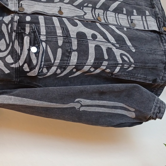 DOLLSKILL TRICKZ N TREATZ 2X SKELETON BONES ON FRONT AND ARMS GREY DENIUM JACKET - Picture 5 of 13